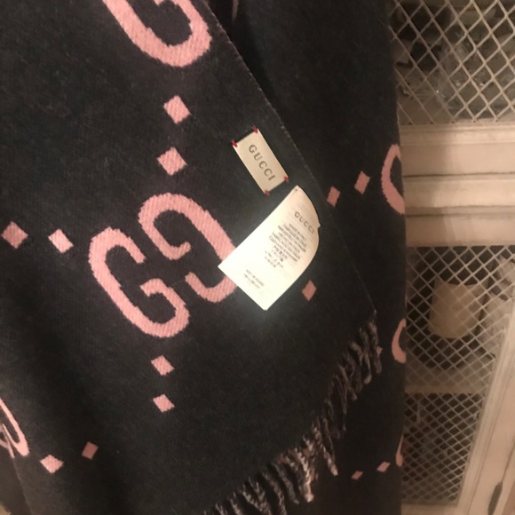 Gucci Black and Pink GG Cape - Picture 11 of 16